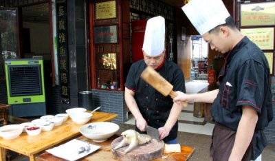 ​棒棒鸡为什么喊棒棒鸡，鸡肉被木棒捶松过（四川特性菜）