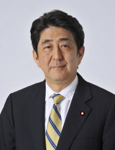 ​如何评价安倍晋三这个人物（窝囊的枭雄安倍晋三）