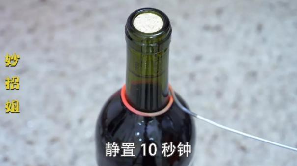 生活红酒怎么开瓶塞最简单没有开瓶器  3