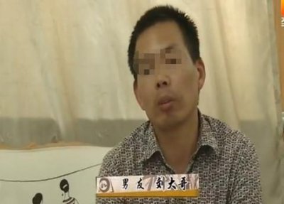 ​女子收下求婚礼物后提出分手，男友索要被拒，女友：不要脸