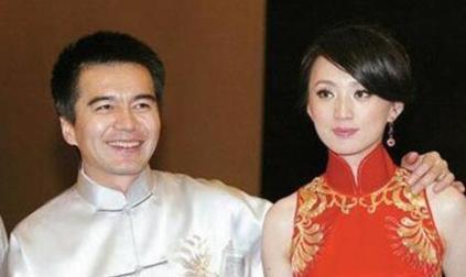 他54岁有过4任妻子，现任妻子比他小12岁，他却表示不完美