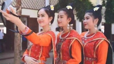 ​老挝人有多奔放？街头美女举止让人无法承受，中国游客：辣眼睛