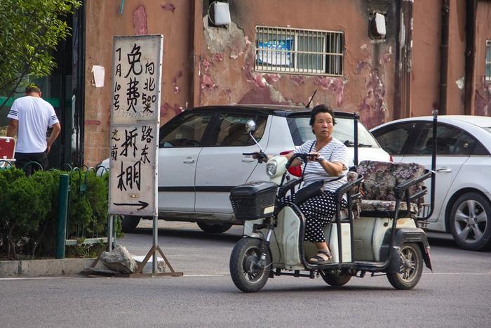 数十万三轮车棚等待拆解，夫妻巧抓商机