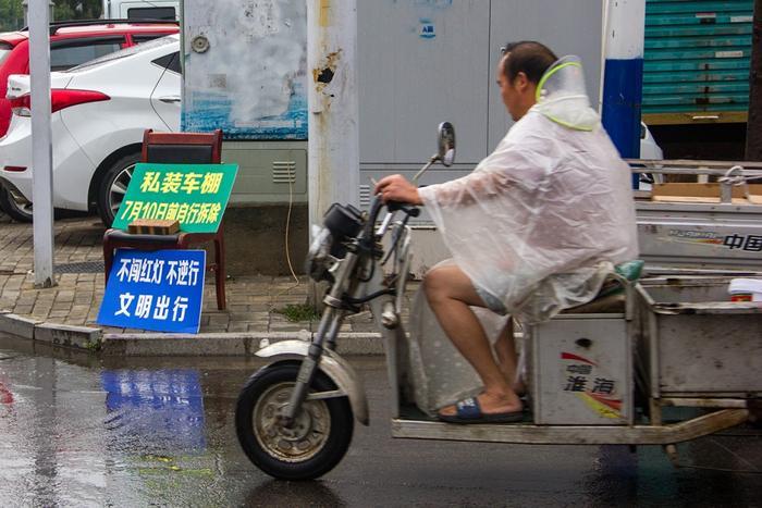 数十万三轮车棚等待拆解，夫妻巧抓商机